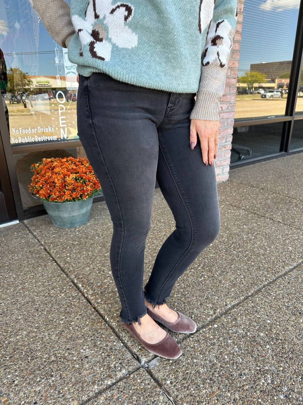 NEW HIDDEN mid rise raw rem skinny jeans in washed black